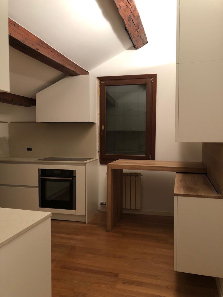 Arredamento a Venezia. Cucina Laccato Bianco opaco e Rovere