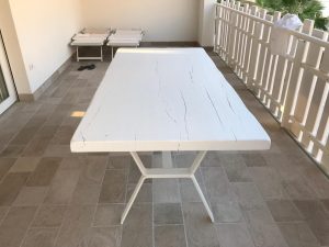 Appartemanto al mare. Tavolo laccato bianco. Supporto in metallo