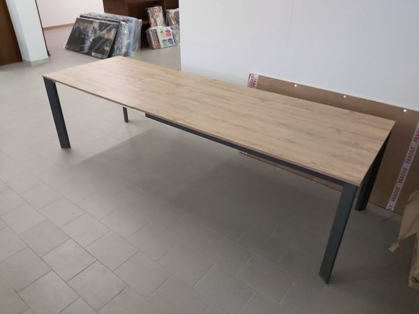 Tavolo in rovere materico nodino struttura in metallo