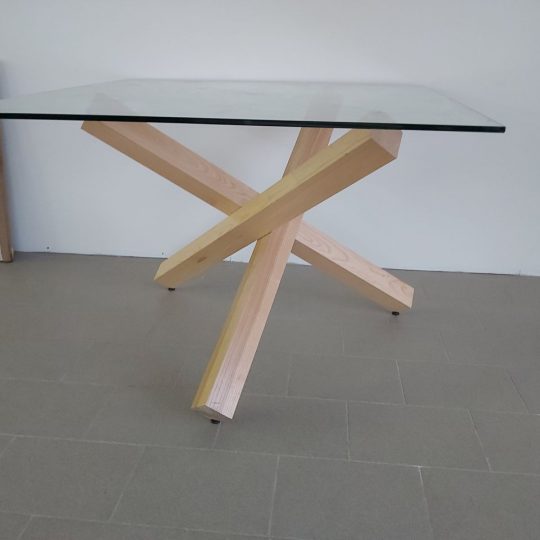 Tavolo piano in vetro e basamento in rovere naturale