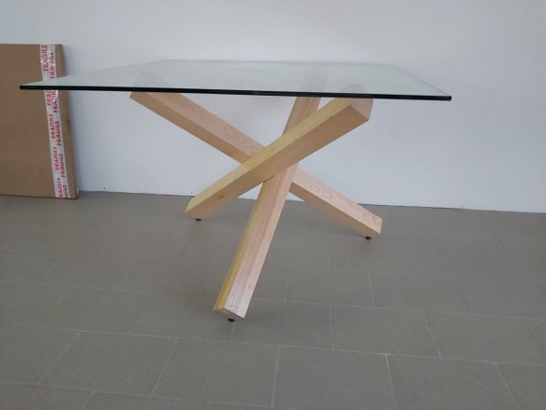 Tavolo piano in vetro e basamento in rovere naturale